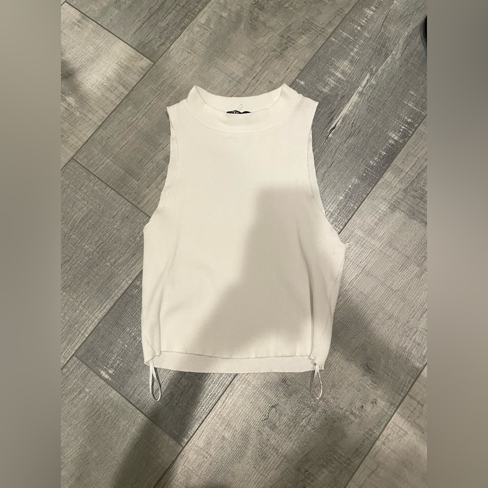 white zara sleeveless turtleneck crop in near perfect condition